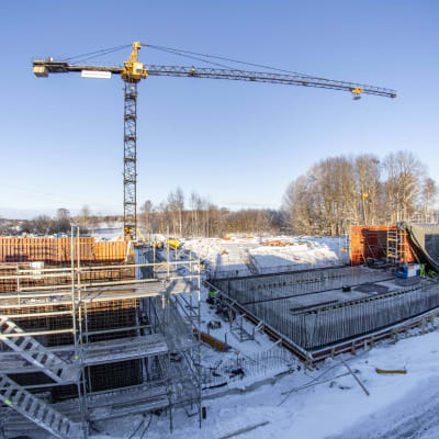 Paroisten vedenpuhdistamolle asennetaan betonialtaita.