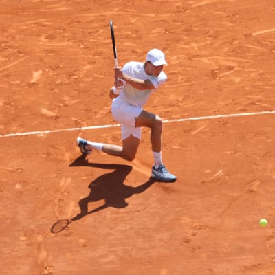 Emil Ruusuvuori palauttaa palloa Monte Carlon turnauksessa.