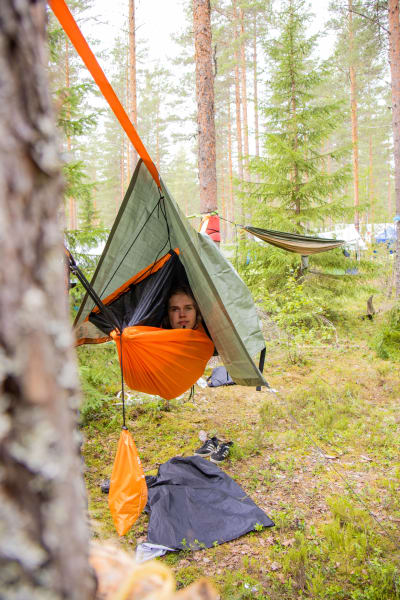 En kille vilar i sin hängmatta.