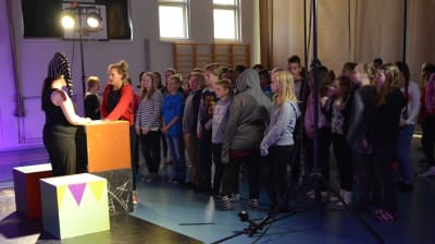 Minna Valkama och Malin Olkkolas projekt Kul på svenska turnerar runt om i landet med sina teaterföreställningar för finskspråkiga barn. Här i Huutoniemen koulu i Vasa.