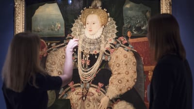 Ett porträtt av den engelska drottningen Elizabeth I. Målningen är från 1590 av en okänd konstnär.
