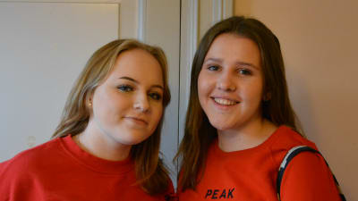 Två tonåringar, Jenny Ingman och Jennifer Hitala, i röda tröjor ser in i kameran.