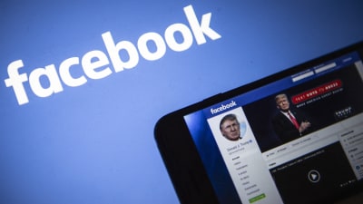 I bakgrunden Facebooks logo, i förgrunden en ipad med Donald Trumps facebookkonto.