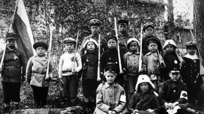 Barn med gevär gjorda av trä under inbördeskriget 1918.