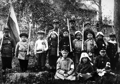 Barn med gevär gjorda av trä under inbördeskriget 1918.