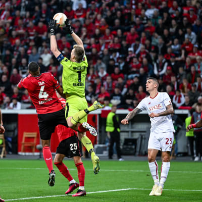 Lukas Hradecky gör en räddning i Europa Leagues semifinal mot Roma.