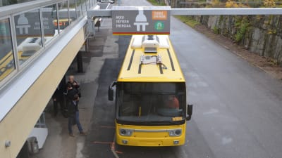 Splithterny elbuss vid Åbo flygplats.