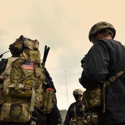 Amerikanska soldater fotograferade nerifrån i Afghanistan.