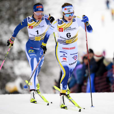 Ebba Andersson ja Kerttu Niskanen hiihtävät muilta karussa Les Roussesin 20 kilometrin kilpailussa.