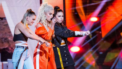 Tre kvinnor på scenen