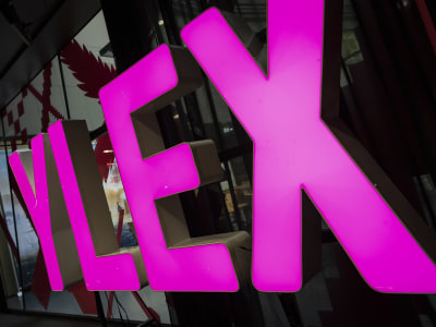 YleX:n logo vaaleanpunaisilla kirjaimilla.