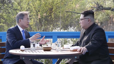 Nord- och Sydkoreas ledare i samtal i Panmunjom.