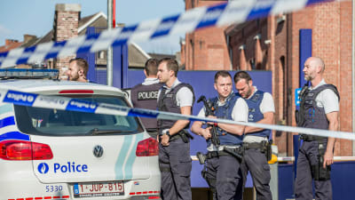 Poliser i Charleroi undersöker platsen där två av deras kolleger attackerades av en man med machete den 6 augusti 2016.