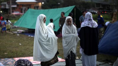 Över 220 människor omkom i skalvet i söndags enligt de senaste uppgifterna medan 150 000 tvingades fly från sina förstörda eller skadade hem