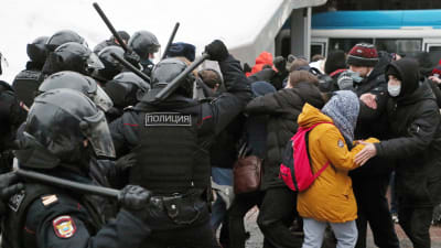 Polis tar till våld mot demonstranter i Ryssland i samband med demonstration för Aleksej Navalnyj.