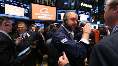 Börsmäklare inför introduktionen av Alibaba på börsen i New York.
