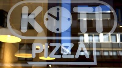 Kotipizzas logo på ett fönster.
