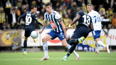 HJK:n Daniel O'Shaughnessy ja Fenerbahcen Enner Valencia.