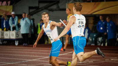 Christoffer Envall ger över pinnen till Filiph Johansson i Sverigekampen 2018.