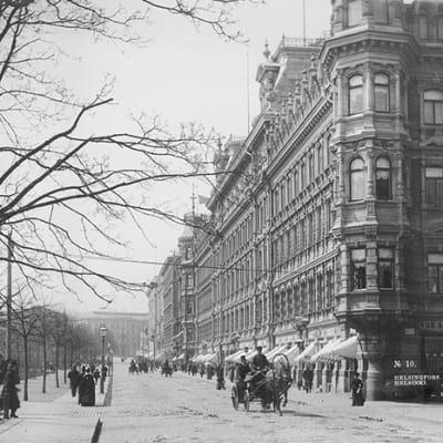 Fasader på Norra Esplanadgatan i svartvit bild.