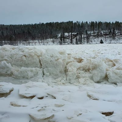 Kemijoen kasaantuneita jäitä Korvanranassa Rovaniemellä.