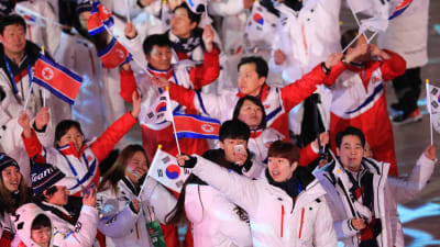 Sydkoreanska och nordkoreanska representanter under OS-avslutningen.