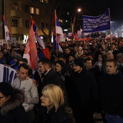 Mielenosoittajien kantamissa banderolleissa oli Kosovon itsenäisyyttä vastustavien serbialaisnationalistien iskulauseita kuten "Ei antautumiselle!".