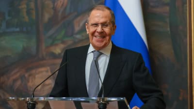 Rysslands utrikesminister Sergej Lavrov skrattar