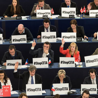 Protest i EU-parlamentet under omröstning om Ceta-avtalet.