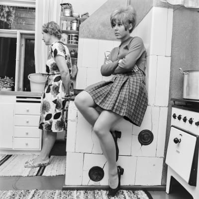 Kaksi naista keittiössä