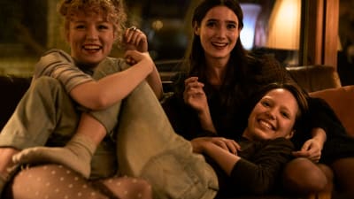 Eleonoora Kauhanen (Rönkkö), Linnea Leino (Emma) ja Aamu Milonoff (Mimmi) ligger i en soffa och skrattar i filmen Tytöt, tytöt, tytöt.