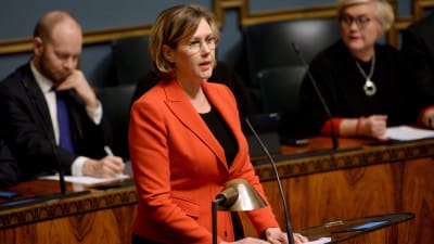 Tuula Haatainen (SDP) inledde riksdagsdebatten om sexuella trakasserier.