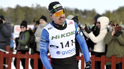 Perttu Hyvärinen åker skidor.