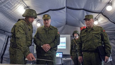 Aleksandr Lukasjenko inspekterar militären i Grodno 22.8.2020