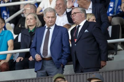 Sauli Niinistö och Ari Lahti står på läktaren.