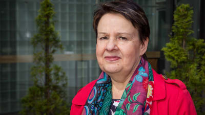 Porträttbild med Social- och hälsovårdsministeriets kanslichef Kirsi Varhila.