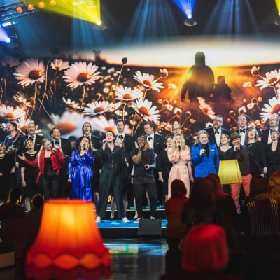 Apua Ukrainaan -tukikonsertti avattiin artistien yhteislaululla.