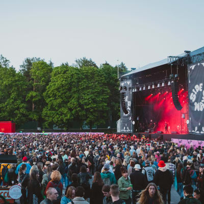 Publikhav framför Sideways-festivalens huvudscen där bandet Interpol uppträder.