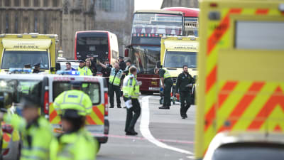 Polispådrag efter attack vid Westminster Bridge och parlamentet i London.