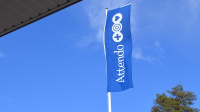 Attendos flagga vajar utanför pyttis hälsovårdscentral.