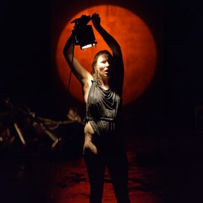 Teatterikorkeakoululaisten Kärpäsen ja herrat -näytelmä.