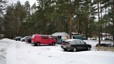 Bilar på parkering utanför Asunto Oy Lappohjan kerrostalot som ägs av ryske oligarken Boris Rotenberg. 