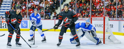 Ukko-Pekka Luukkonen vaktar målet mot Kanada vid JVM 2019.