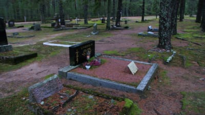 En välskött grav bland en massa bortglömda. 