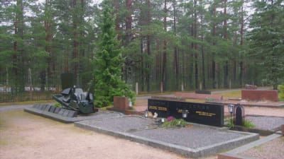 Bergsrådet Aarne Karjalainens familjegrav på Hangö nya begravningsplats. 
