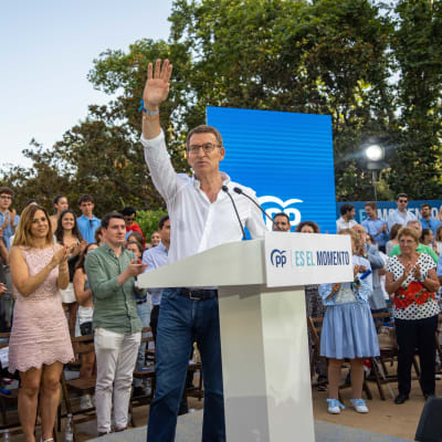 Spanska Partido Populars ledare  Alberto Nuñez Feijoo under ett kampanjmöte i Barcelona 