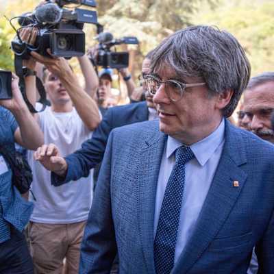 Den katalanska exilledaren Carles Puigdemont fotograferas på väg till en kongress i Frankrike