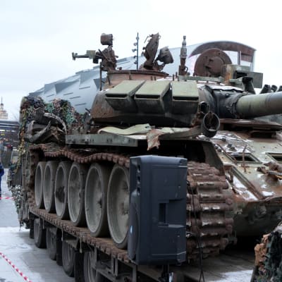 Tuhottu venäläinen tankki kansalaistorilla.