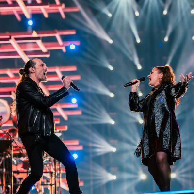 JP Leppäluoto ja Irina laulavat Elämäni Biisi -ohjelmassa Nokia Arenan lavalla. 