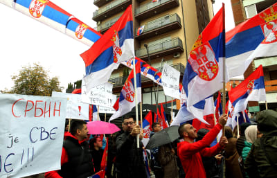 Kosovoserber demonstrerar i Mitrovica mot att tvingas avstå från sina serbiska registerskyltar